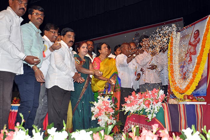 ತುಮಕೂರು; ಹಕ್ಕು ನೀವು ಕೇಳಿ ಪಡೆಯುವುದರಲ್ಲಿ ತಪ್ಪಿಲ್ಲ : ತಹಸೀಲ್ದಾರ್ ರಂಗೇಗೌಡ